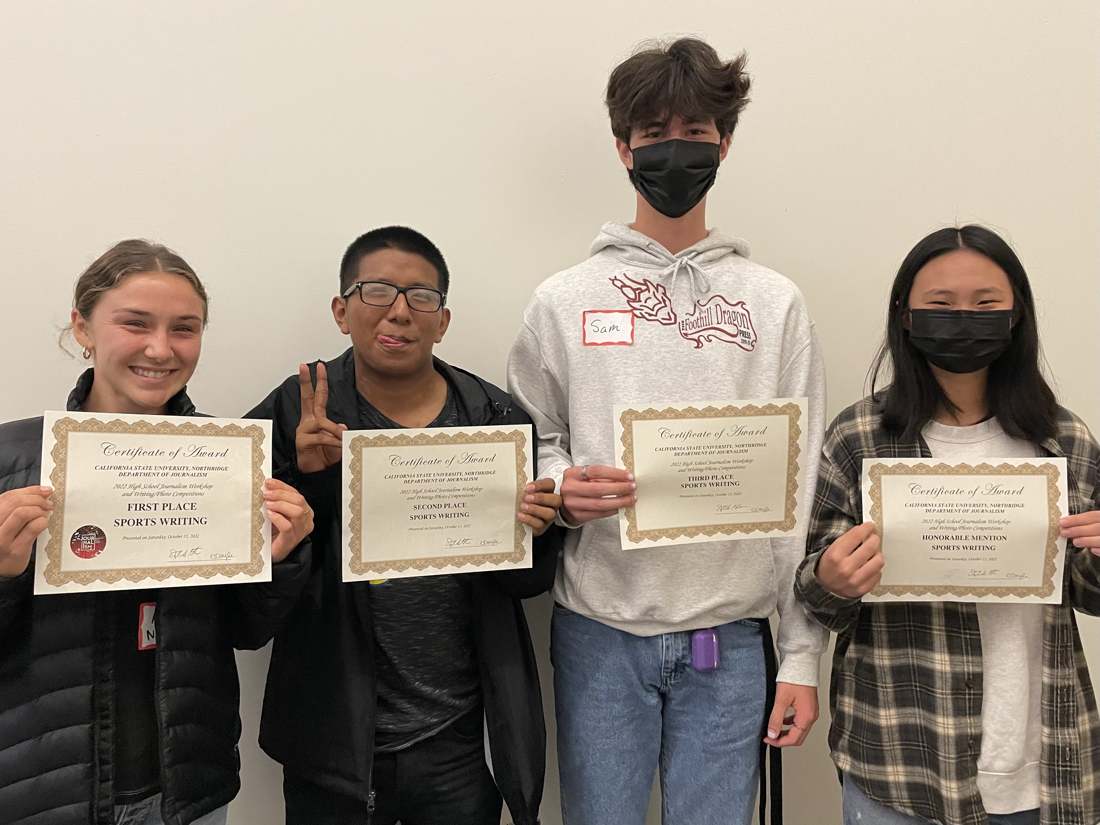 Sports writing competition winners pose with their certificates. (Isabella Balandrán / HS Insider)