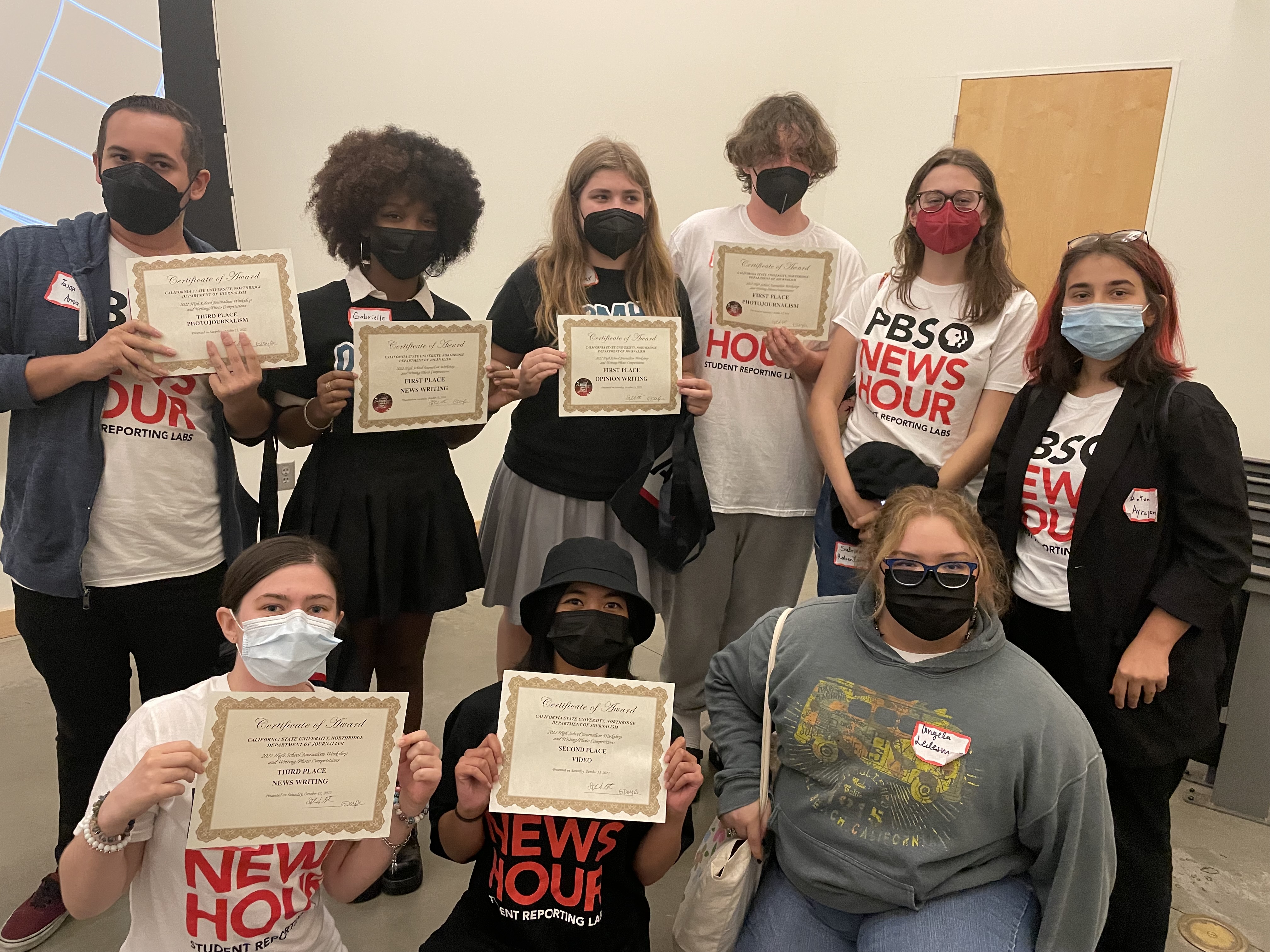 Daniel Pearl students pose with their competition certificates. (Isabella Balandrán / HS Insider)