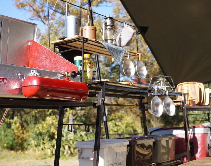 アイアンと木の質感がカッコイイ！！キャンプでキッチン周りをすっきり