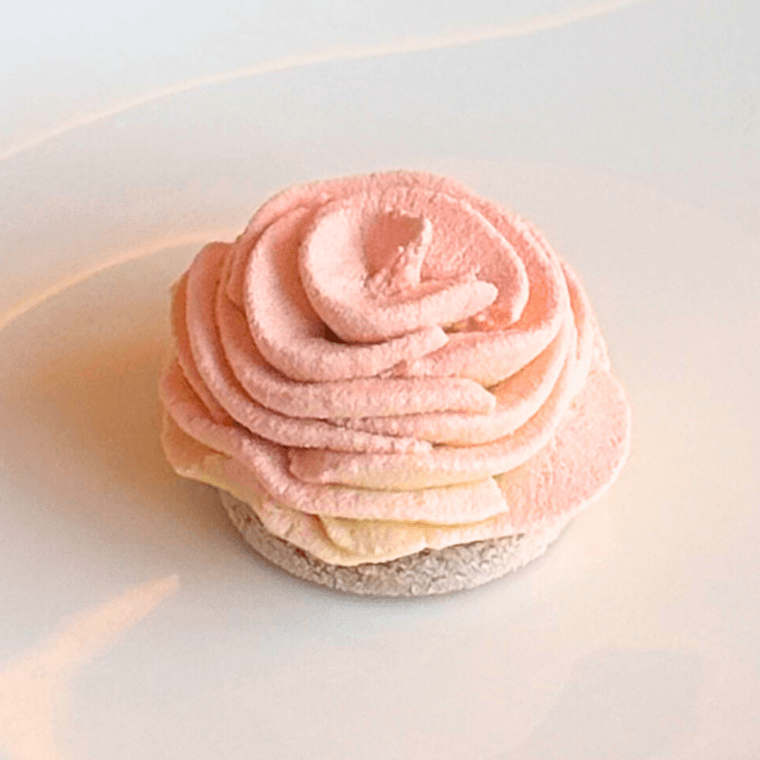 Signature Langham rose, Ginger flower, rose pineapple