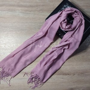 "Elegant and soft cashmere hijab by Hijab & Style in a neutral tone, perfect for a chic and modest look. Lightweight, breathable, and ideal for all-day wear."
