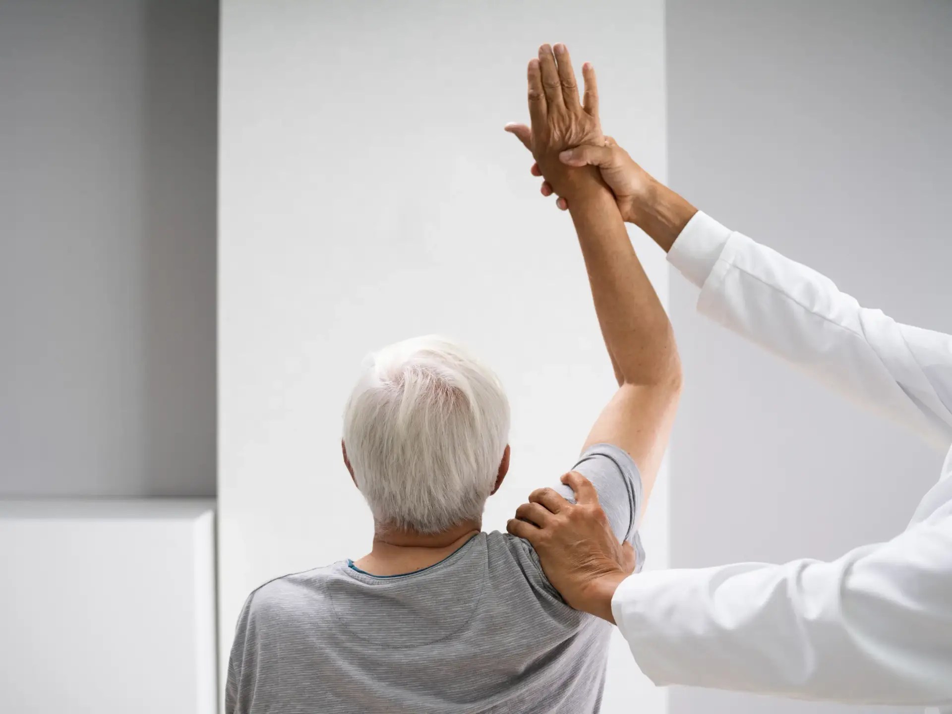 Targeted muscle testing and motor point activation used in integrative pain treatment