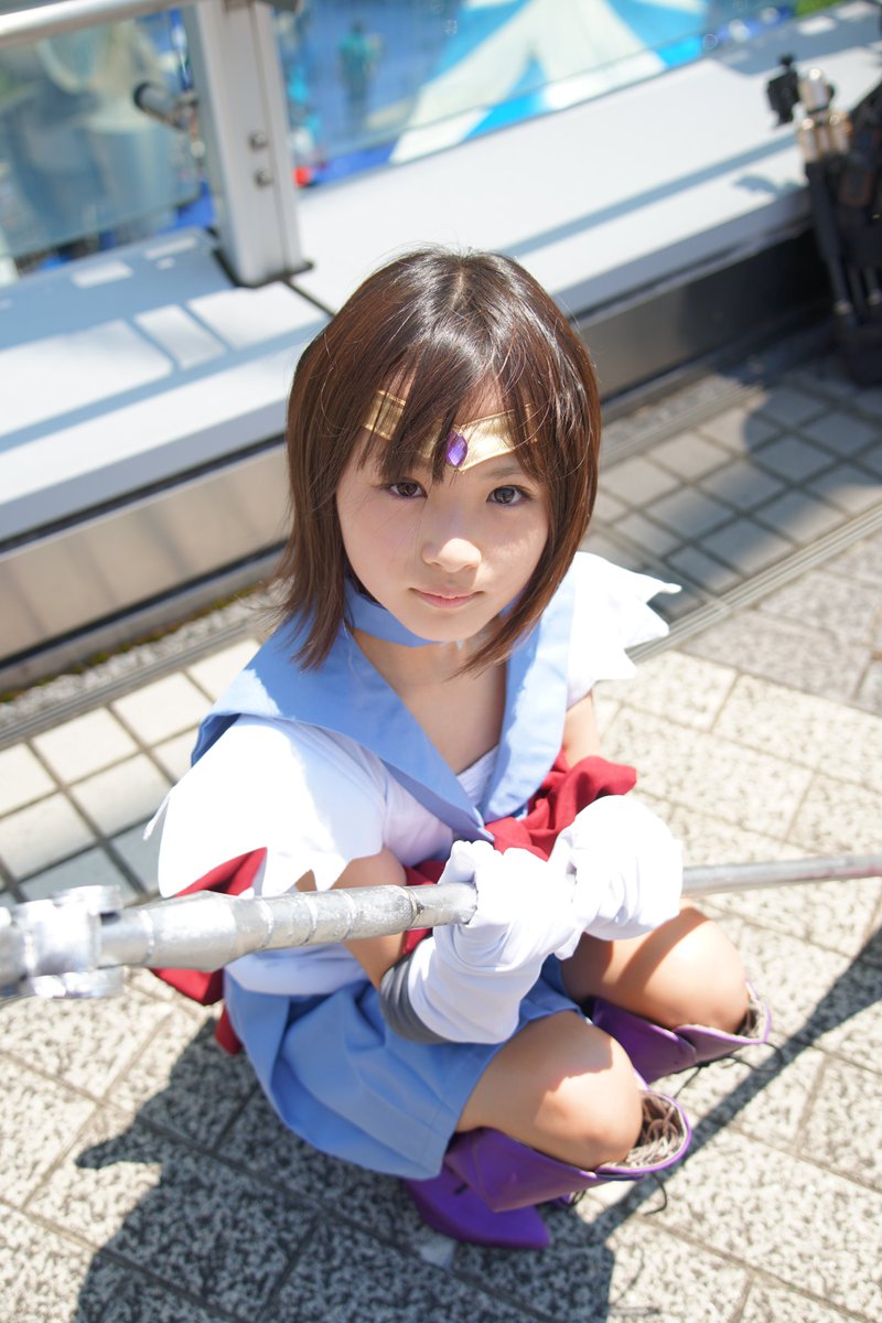 【画像あり】小4女子のコスプレイヤーがセーラーサターンのコスプレ 変態仮面とツーショット