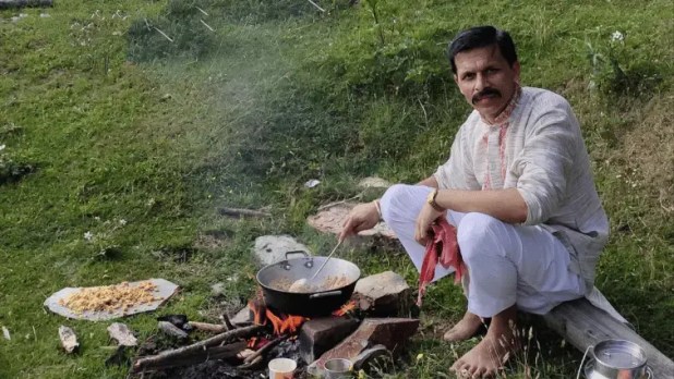 कनाग माता मंदिर में श्रद्धालु प्रसाद की कड़ाही बनाते हुए