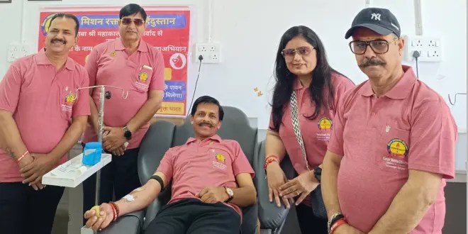 नरेश शर्मा चरक अस्पताल उज्जैन में स्वैच्छिक रक्तदान करते हुए