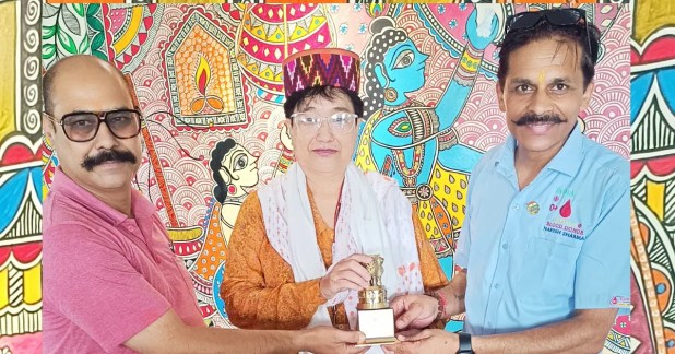 श्रीमती एनी टाकी तलोह को The Pride of Blood Donor एवं Iconic Blood Donor सम्मान प्रदान करते हुए।