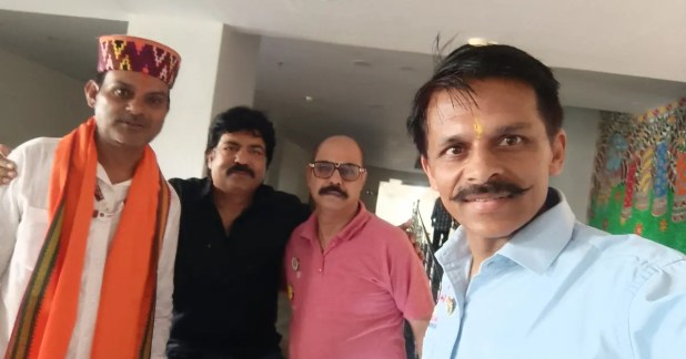 झारखंड के वरिष्ठ समाजसेवी रवि कुमार जी को स्मृति-चिह्न भेंट करते हुए।