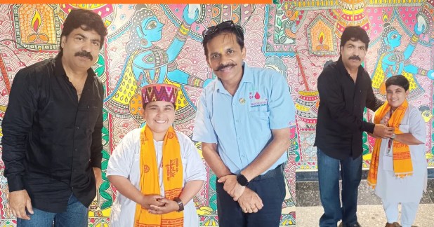 हरियाणा की समाजसेवी नेहा रानी को स्मृति-चिह्न भेंट करते हुए।