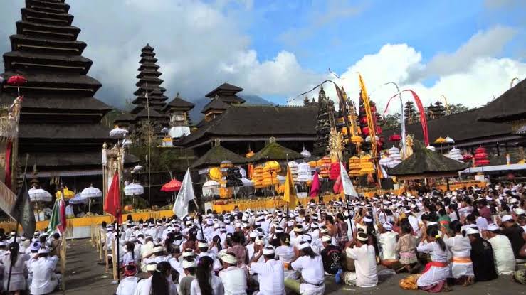 Bertanya kepada beliau dengan tunduk hati dan mengabdikan diri kepada beliau. Yadnya Rahasia Dan Rahasia Yadnya Hindujogja Com