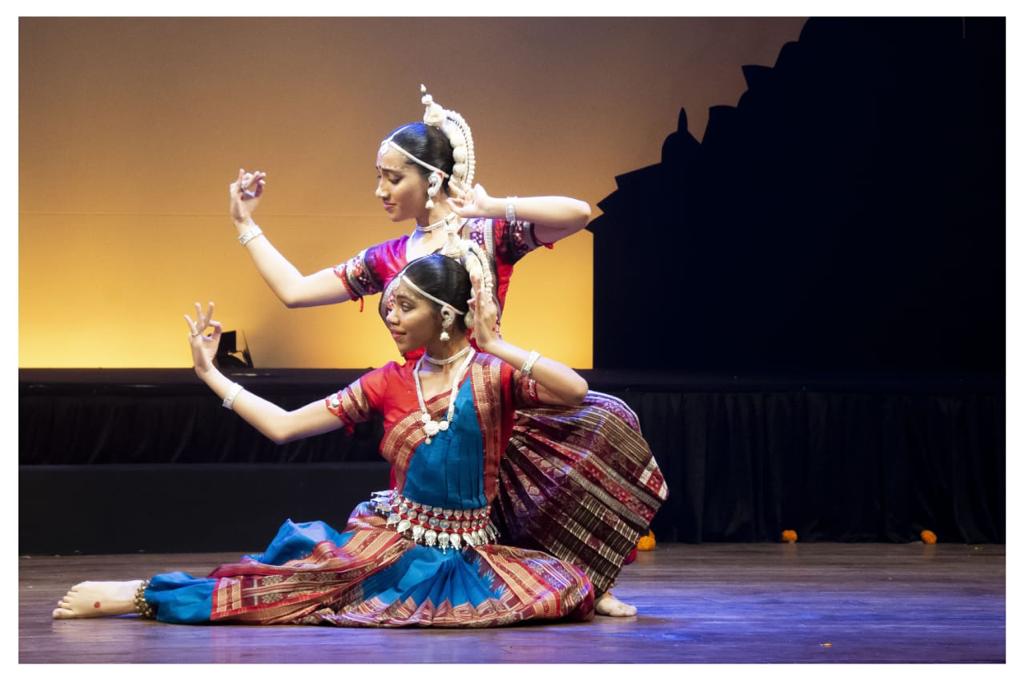Manch Pravesh, Diya & Risa D’souza, Odissi dance, Smt. Mitali Raul, Ekla Chalo, Moksha, Smt. Jhelum Paranjpe, Odissi dancers, pure nritta