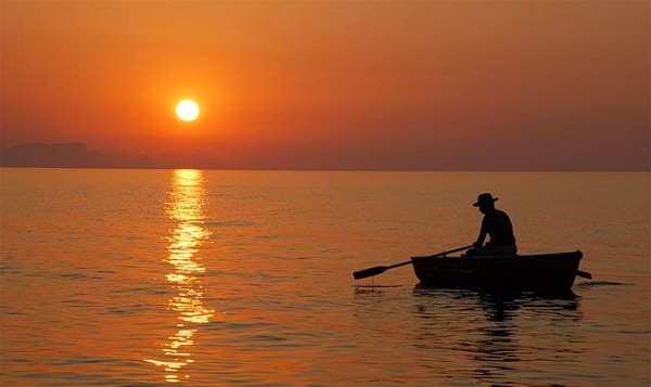 Сонник плыть на катере по морю. Что если снится катер на воде? Если она на суше