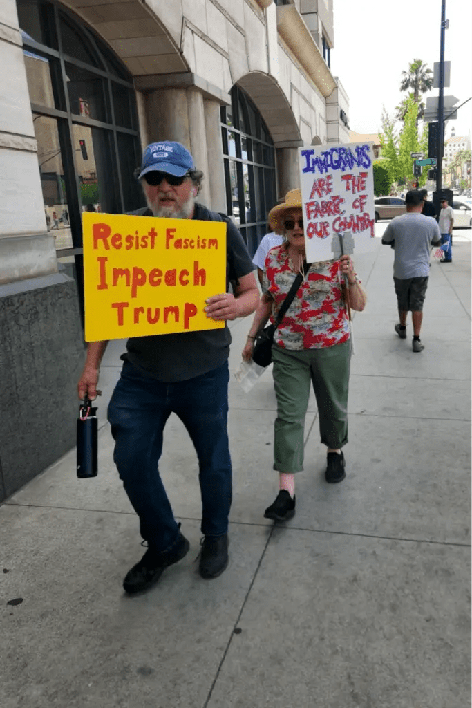 Manifestación en Pasadena, California, contra la Administración Trump. Foto: Hispanic LA