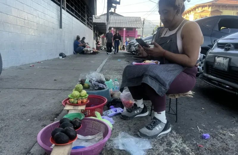 VENDEDORA AMBULANTE CON SUS VERDURAS EN NUEVA SAN SALVADOR.