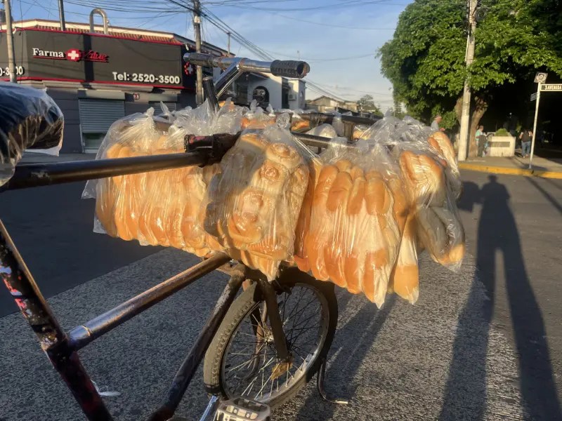 VENDEDORA AMBULANTE DE MEDICINAS, GALLETAS Y PAN EN UN PARQUE DE NUEVA SAN SALVADOR.