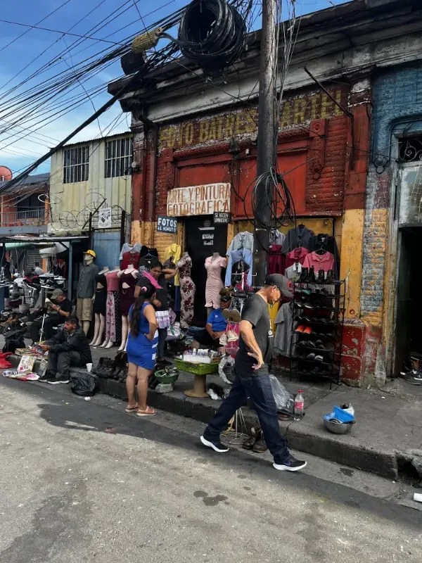 VENTA CALLEJERA DE ROPA EN SAN SALVADOR, ANTES DE SER DESALOJADOS