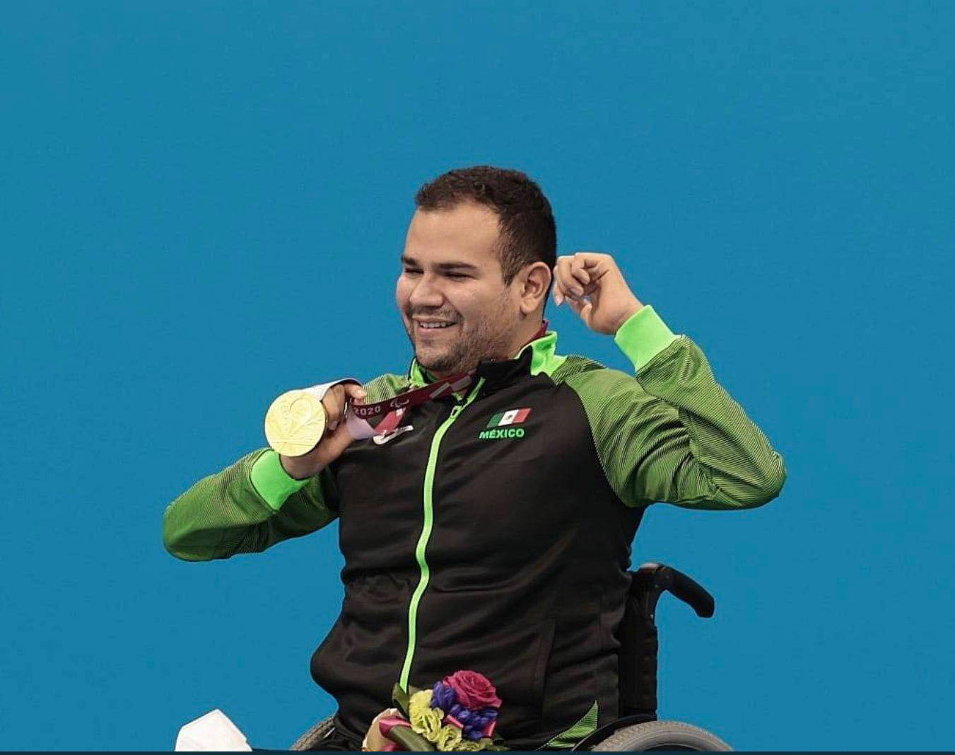 Diego López levantando la medalla de oro en los Juegos Paralímpicos de Tokio 2020