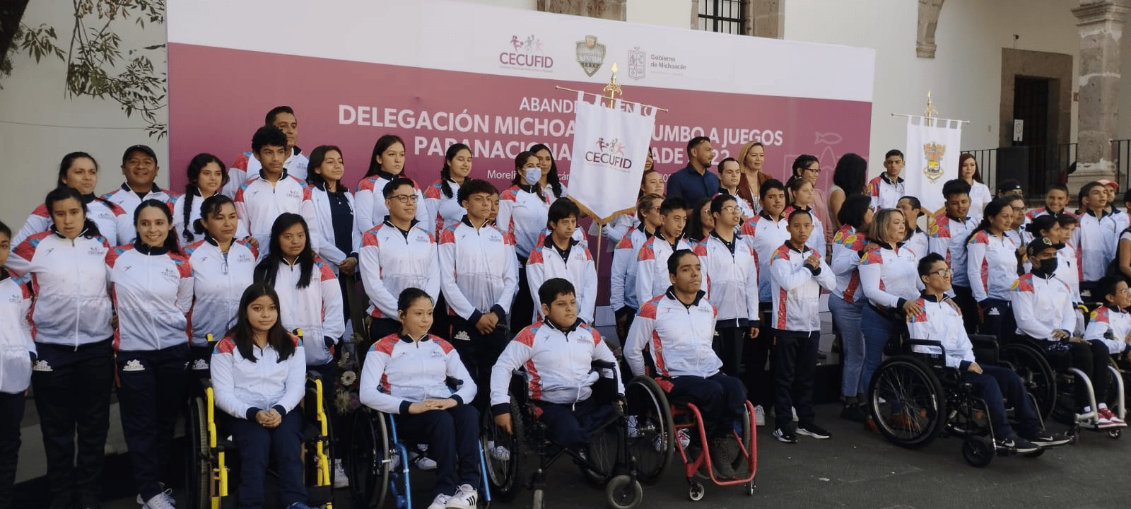Grupo de personas que representan a la delegación michoacana en los juegos de la CONADE 2022