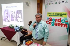 Imagendel Dr. Santiesteban impartiendo una charla sobre personas con sordoceguera