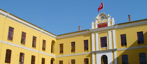 Lise döneminde çok büyük bir okuma sevgim vardı. Galatasaray Lisesi Galatasaray Org