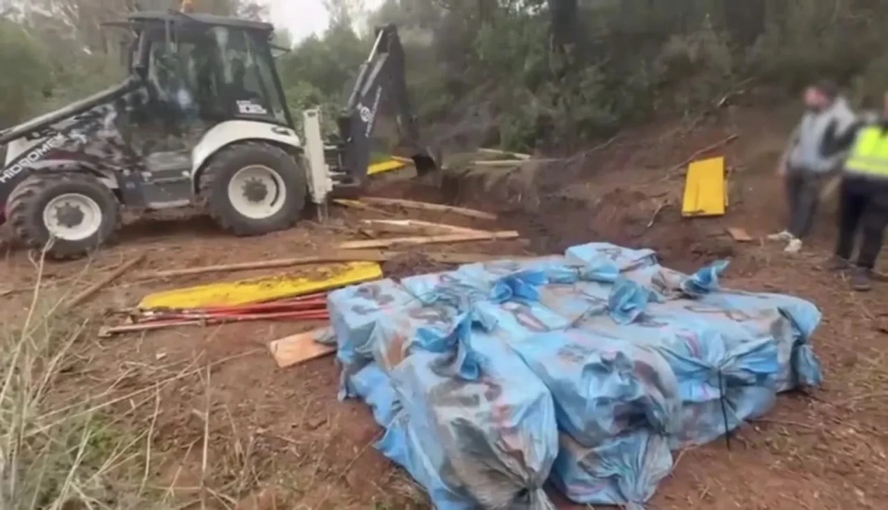 تفكيك “قبو سري” للمخدرات في ماربيا: حجز طن كوكايين وترسانة كلاشينكوف