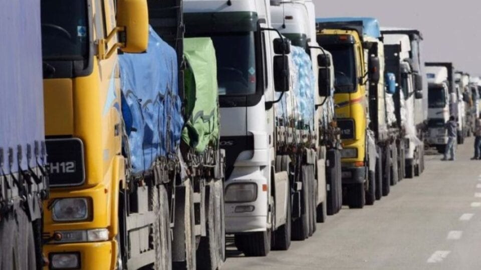قطاع نقل البضائع بالمغرب يلوح بإضراب وطني جراء ارتفاع أسعار الوقود