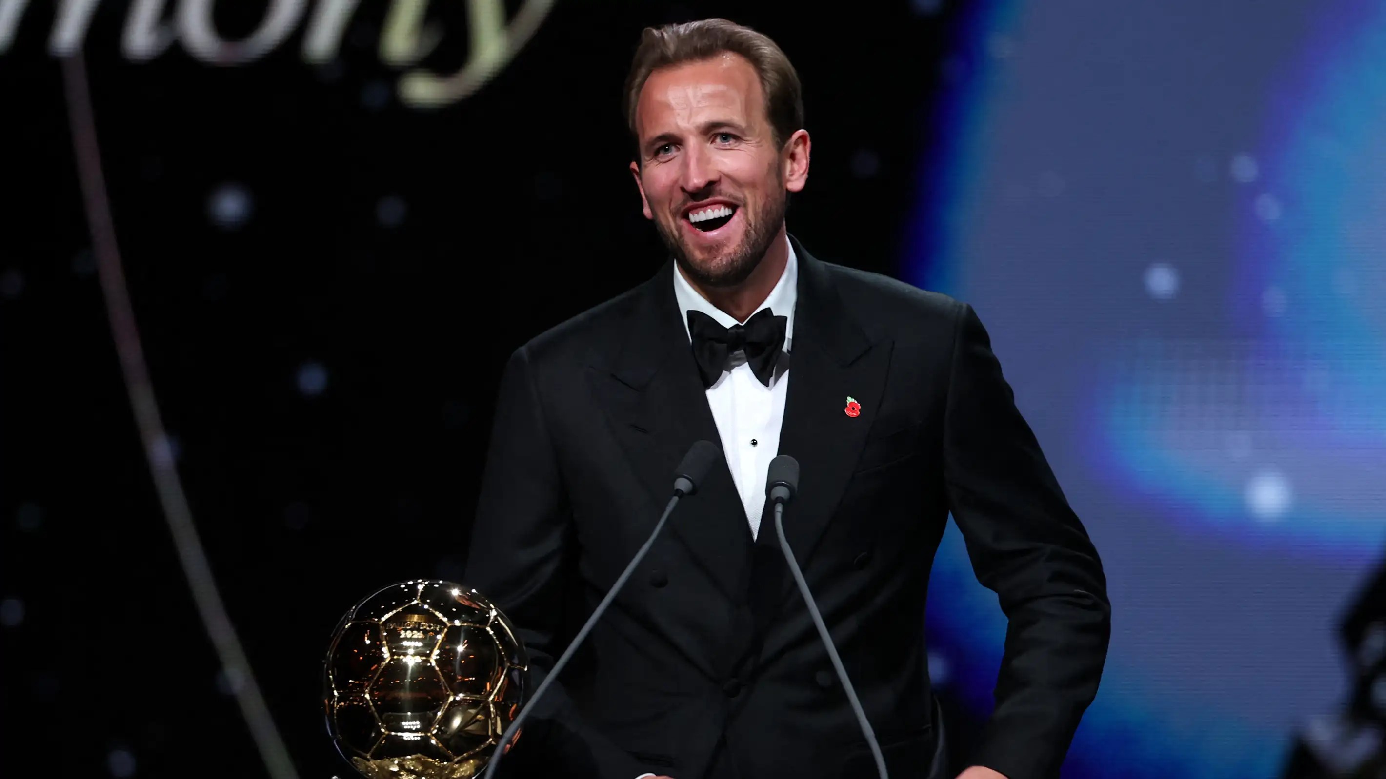 هاري كين يتربع على عرش الكرة العالمية ويتوج بجائزة أفضل لاعب وهداف لعام 2026