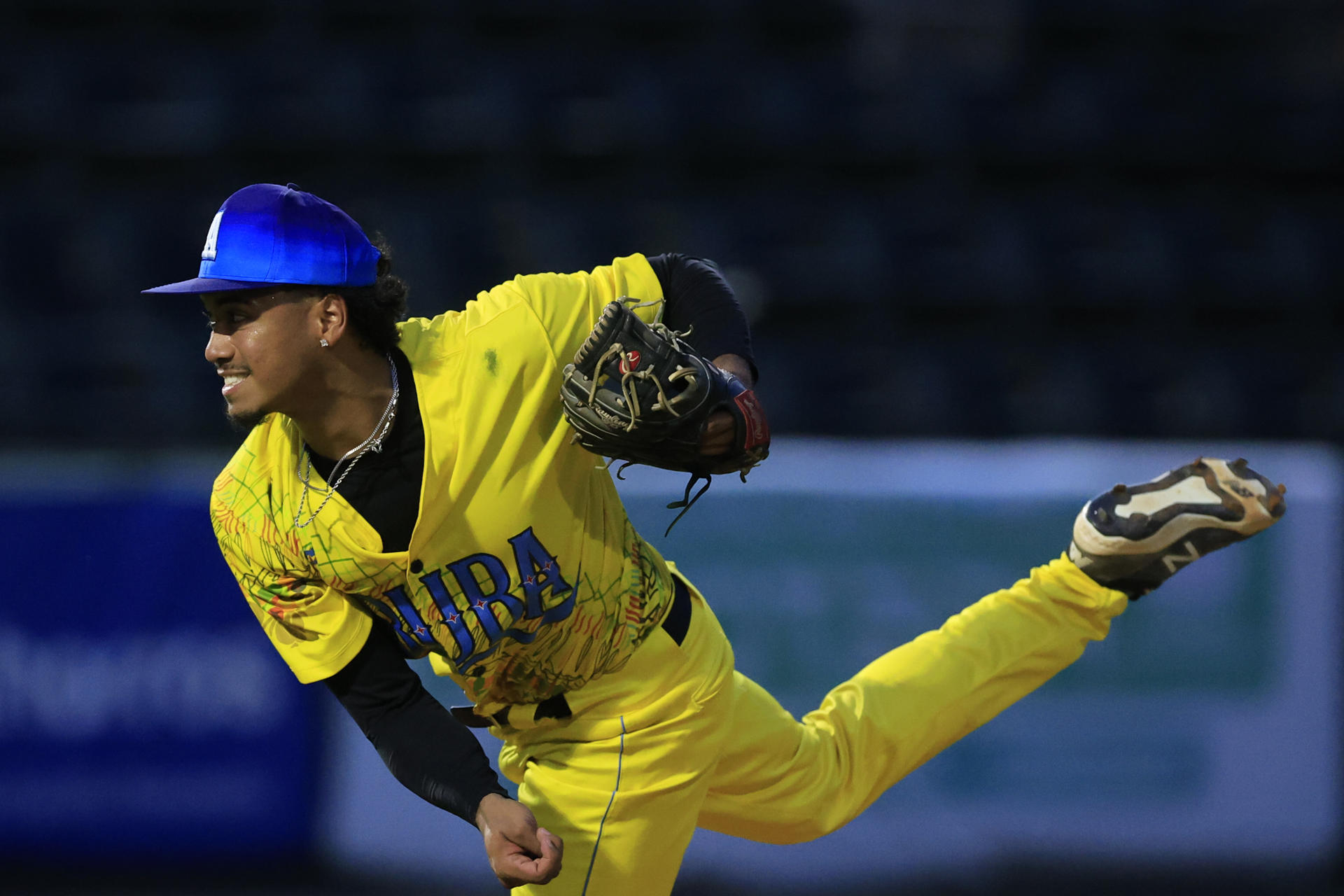 El lanzador Zane Tromp de Aruba lanza una bola este lunes, durante un partido del Campeonato Panamericano de Béisbol Sub-23 contra Cuba y Aruba en el estadio Justino Salinas, de La Chorrera (Panamá). EFE/ Bienvenido Velasco
