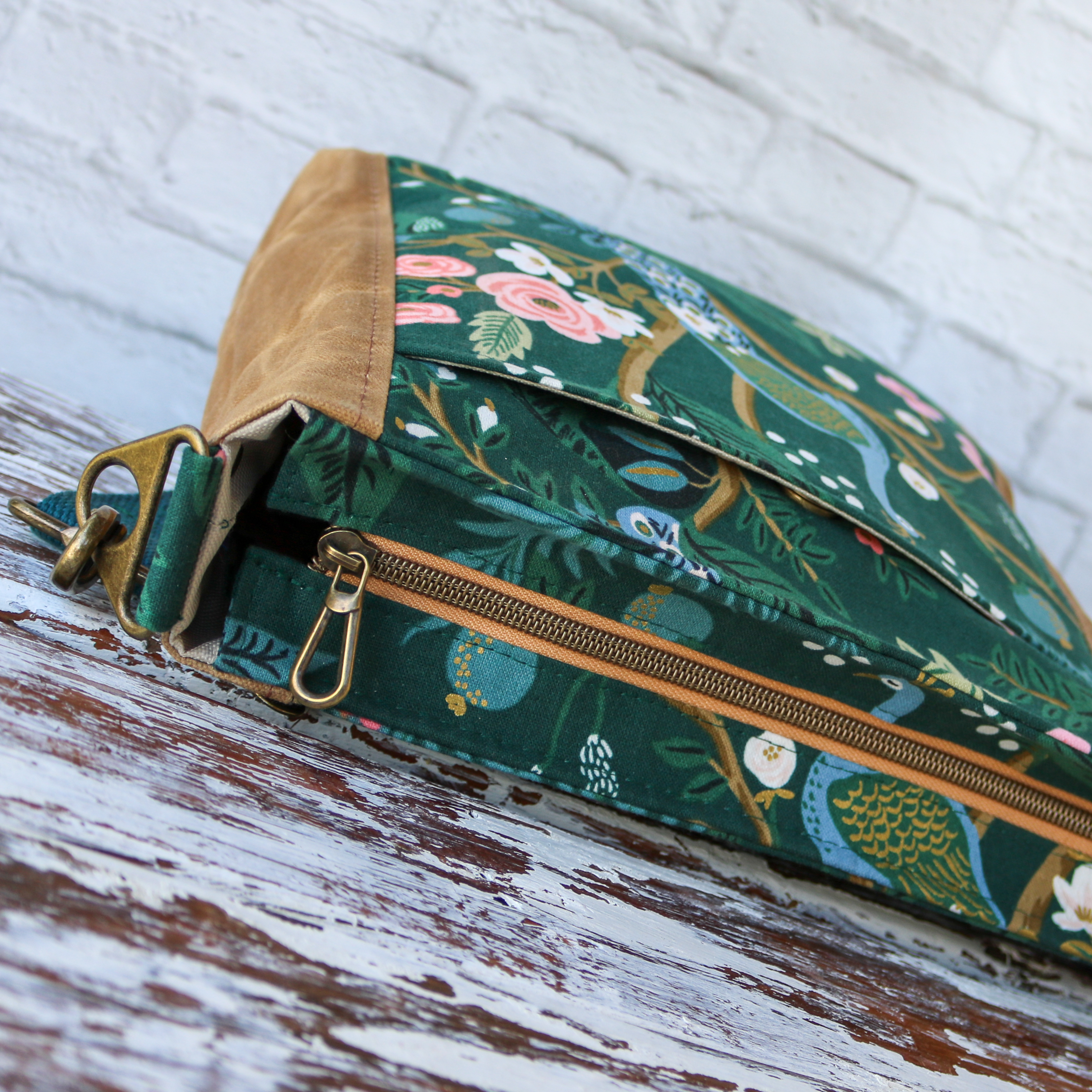 Ember Crossbody Bag – with video tutorial & SVG files – Hold It