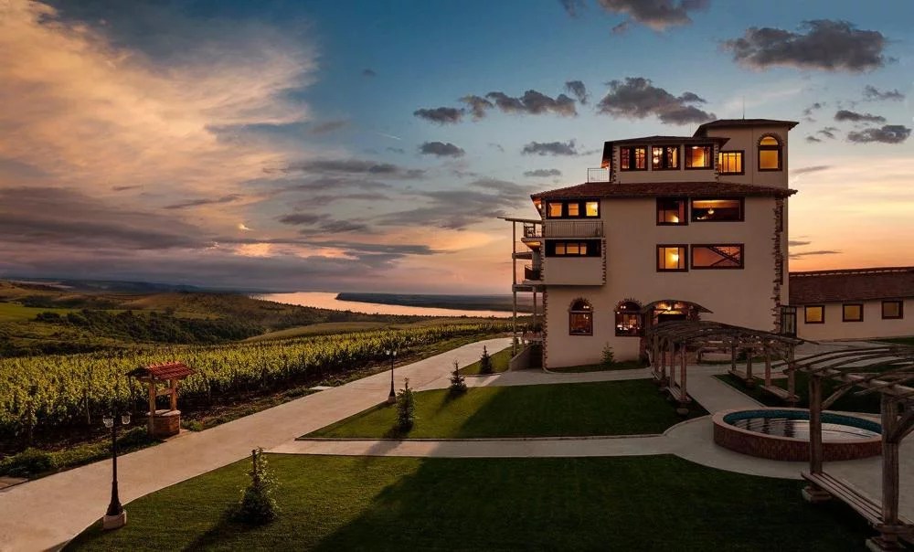 Винарски комплекс „Седем поколения“ - Хотел и комфорт сред лозята – панорамна гледка към Дунав