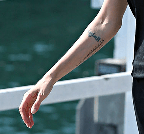 Angelina Jolie A Un Nouveau Tatouage Hollywoodpq Com