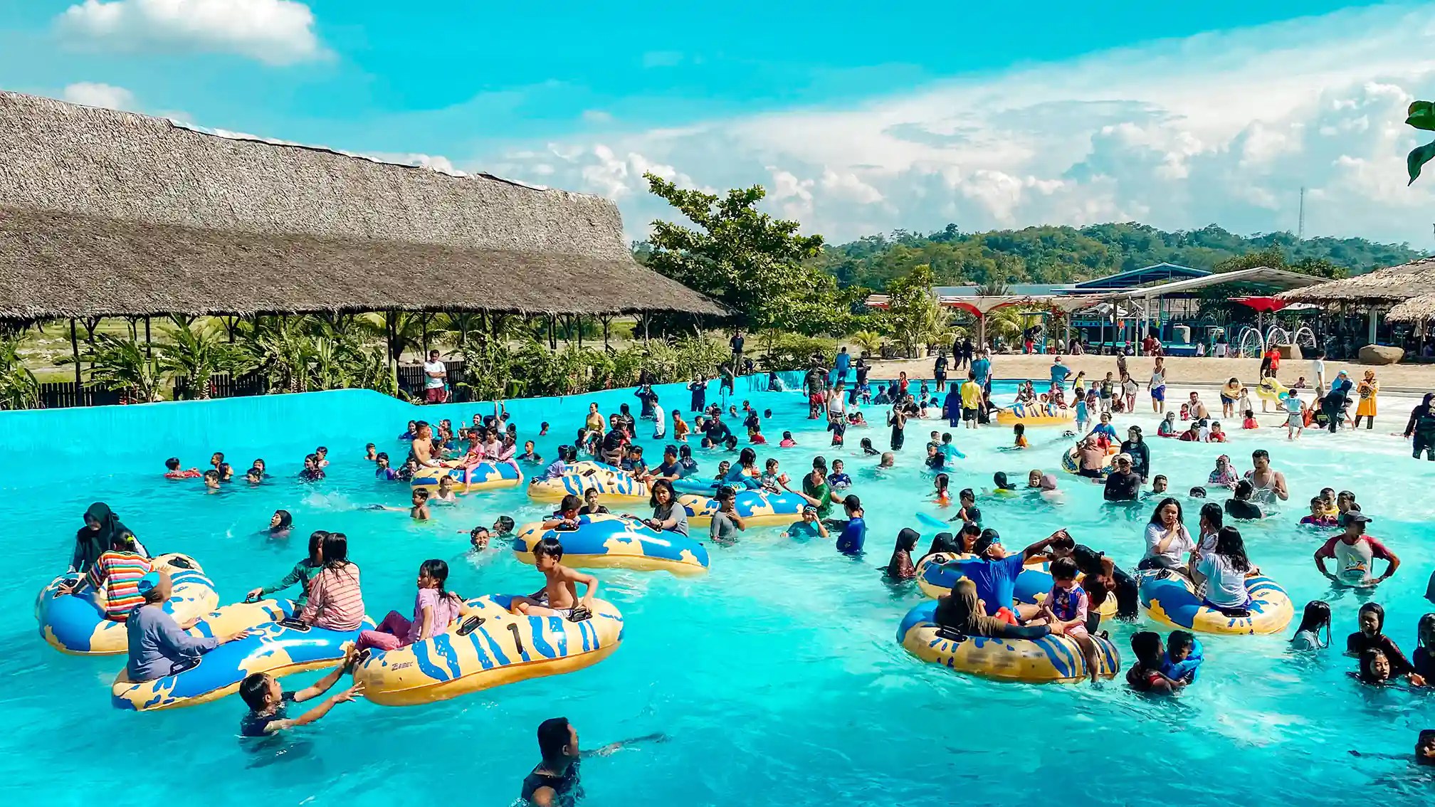 Cuma 2 Jam dari Bogor! Wisata Murah Meriah Ini Punya Waterpark, Mandi Busa, hingga Rumah Hobbit