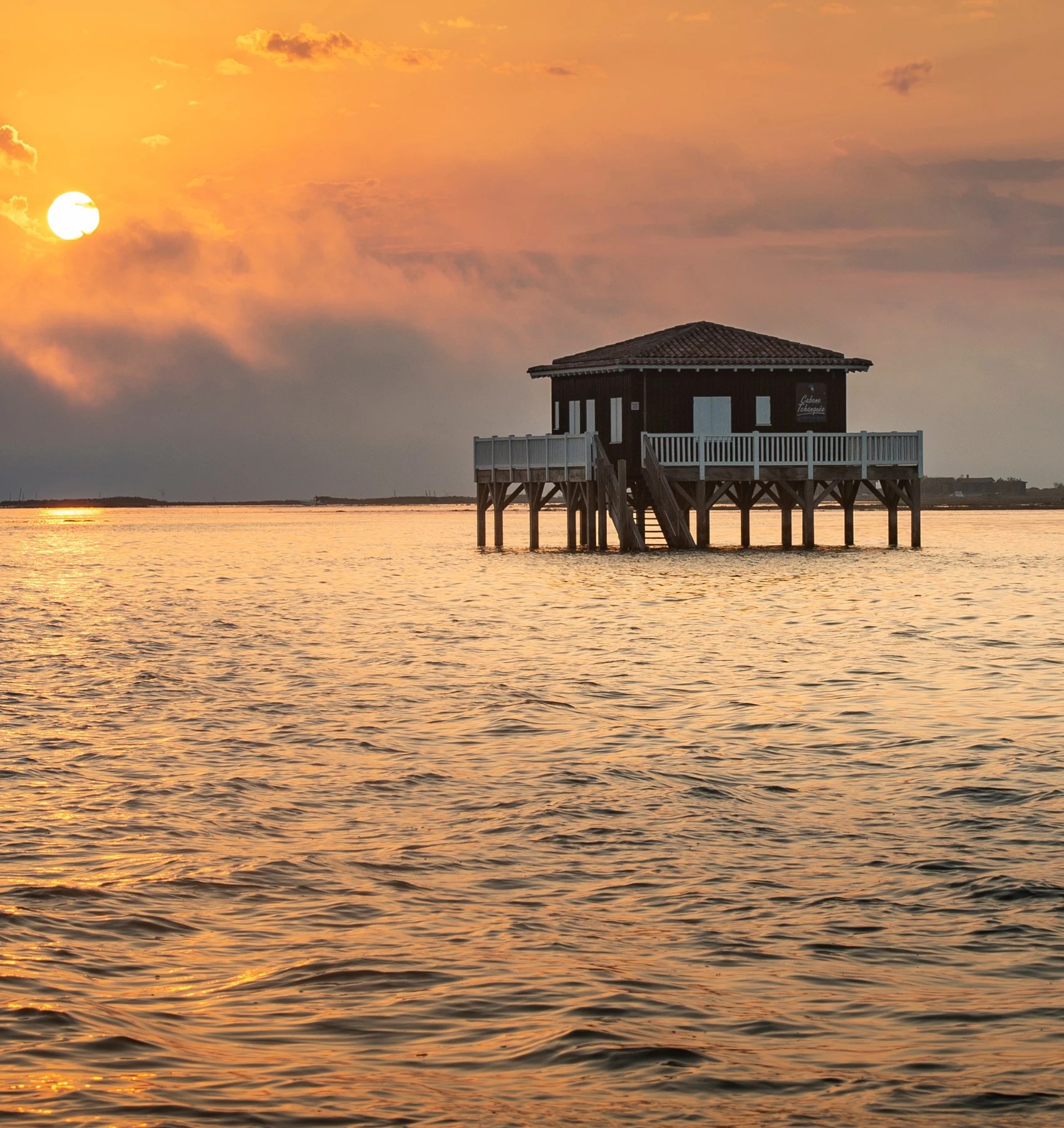Cabanes tchanquées du Bassin d’Arcachon au coucher du soleil
