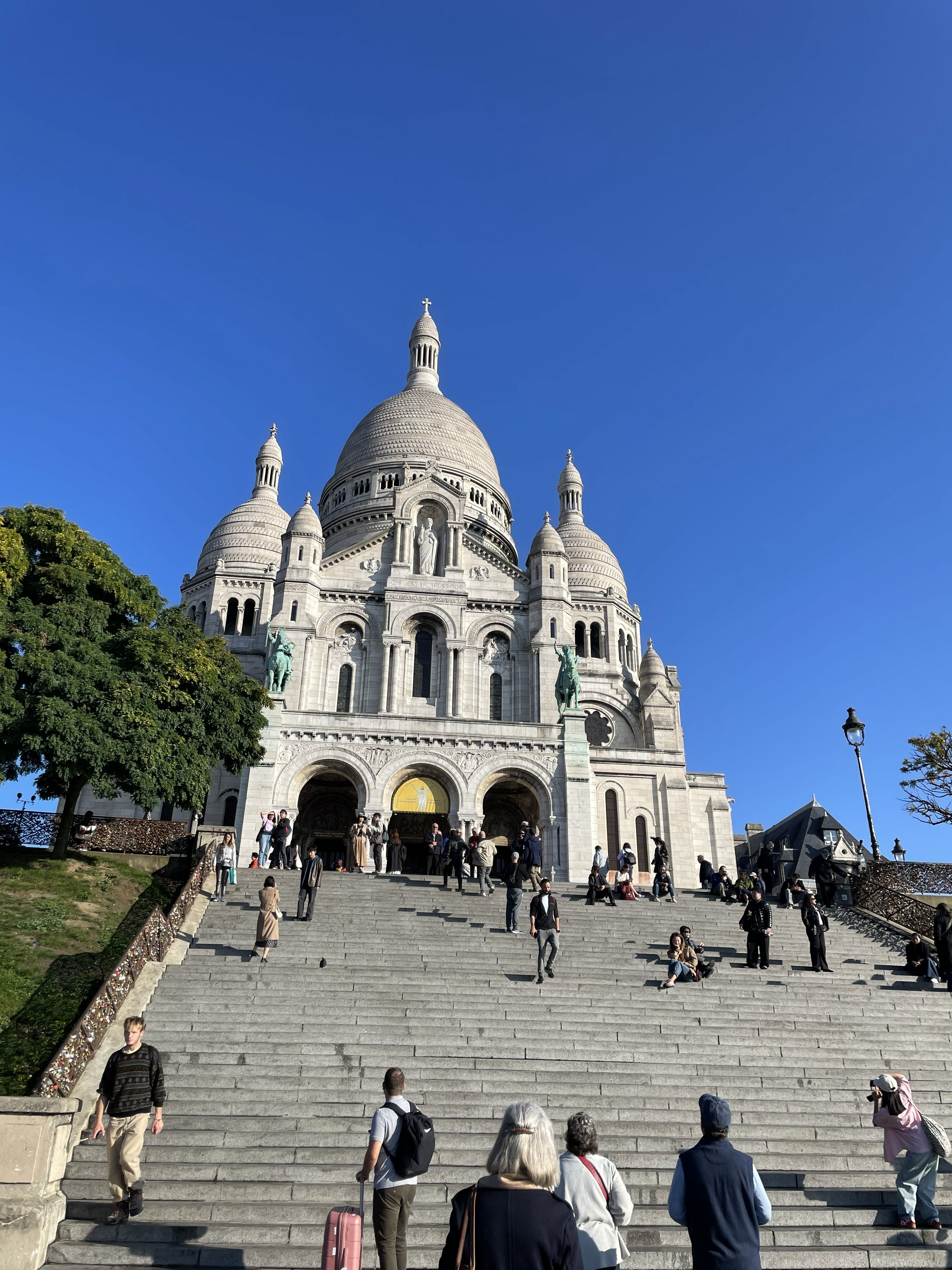 パリ モンマルトルの丘に建つ サクレクール寺院(Basilique du Sacre