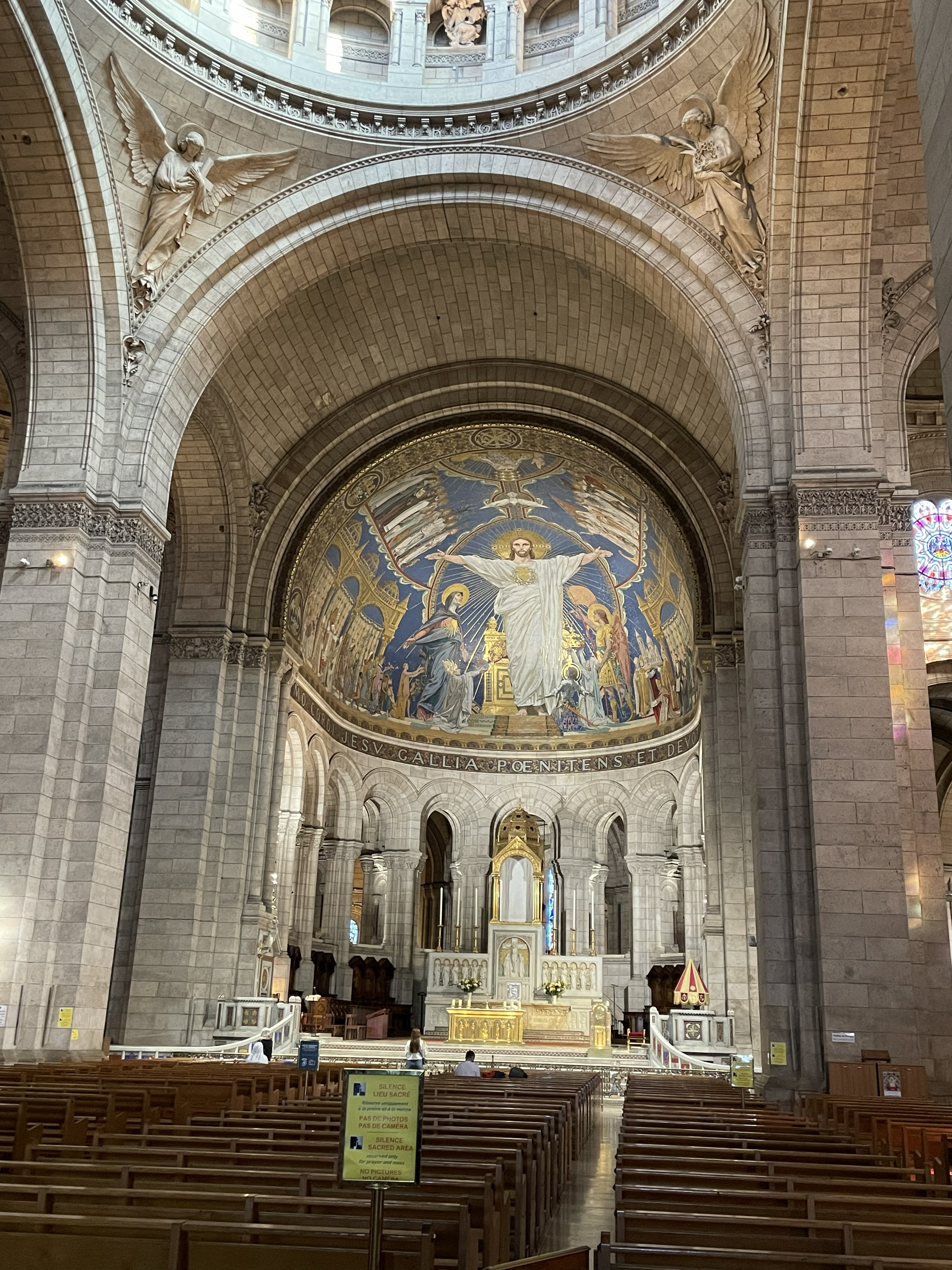 パリ モンマルトルの丘に建つ サクレクール寺院(Basilique du Sacre