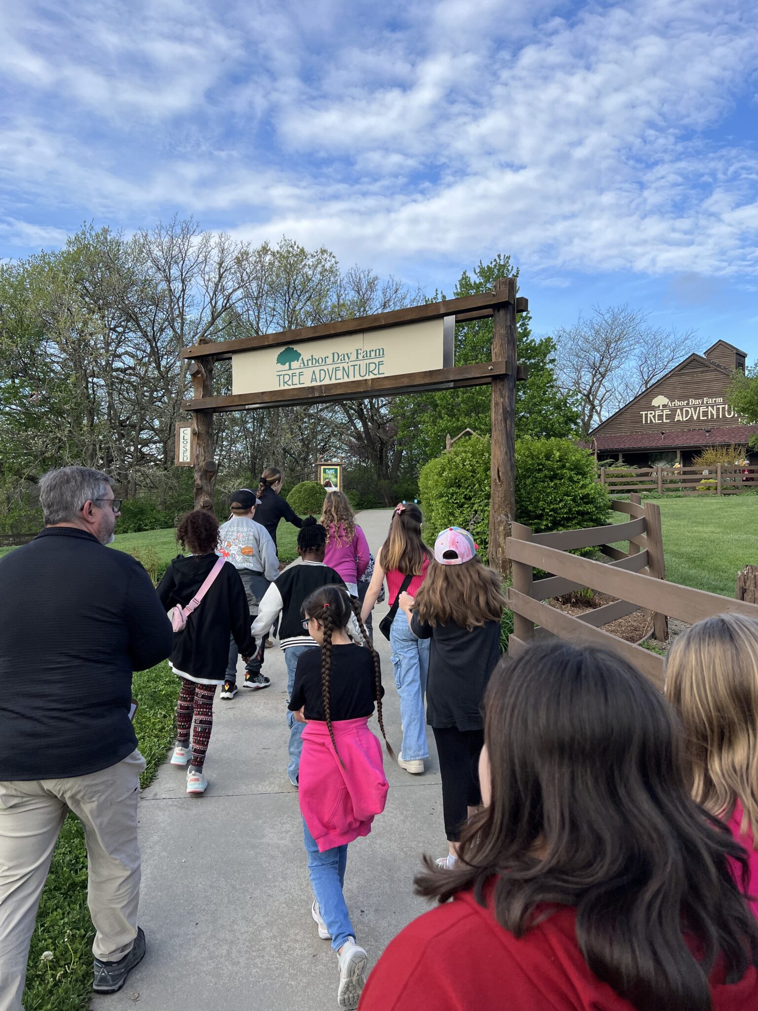 Students from Holmes Elementary walking up to the entrance of the Arbor Day Farm