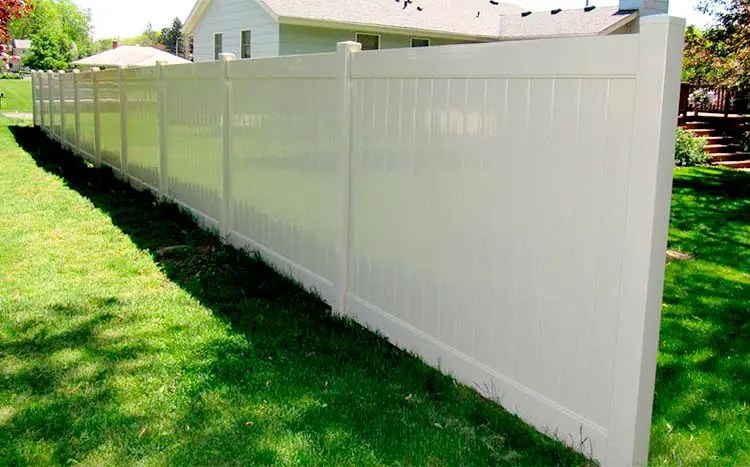 How long does a vinyl fence last?