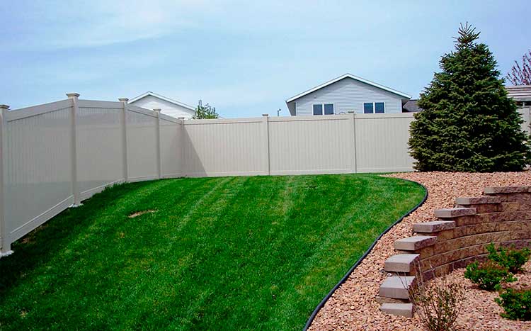How long does a vinyl fence last?