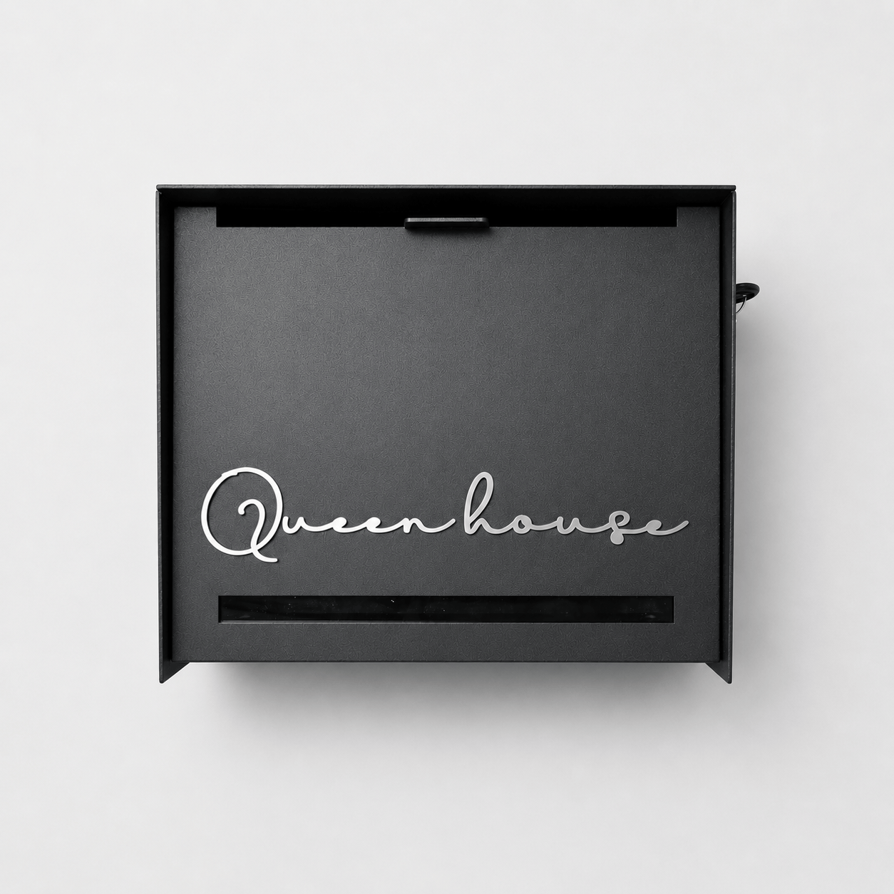 ตู้จดหมาย Front Pull ดำด้าน ฝาดึง ลายมือ Queen house — บ้านเลขที่ 7