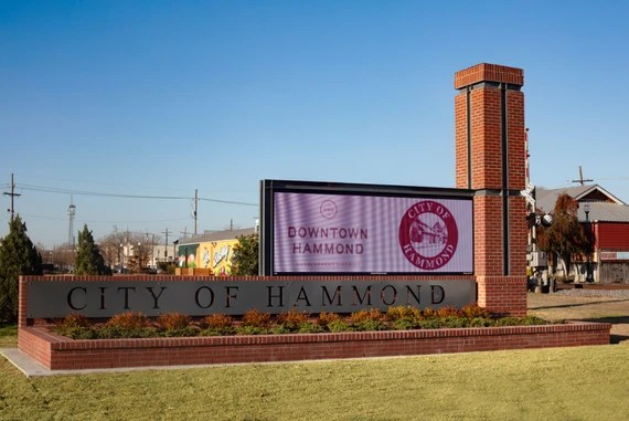 Finished hammond welcome sign constructed by construction company Baton Rouge LA