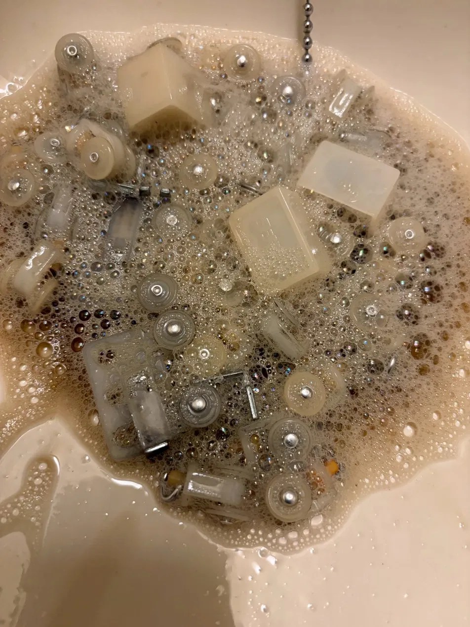 カーテンランナーの洗浄中。水がヤニの色に濁っている