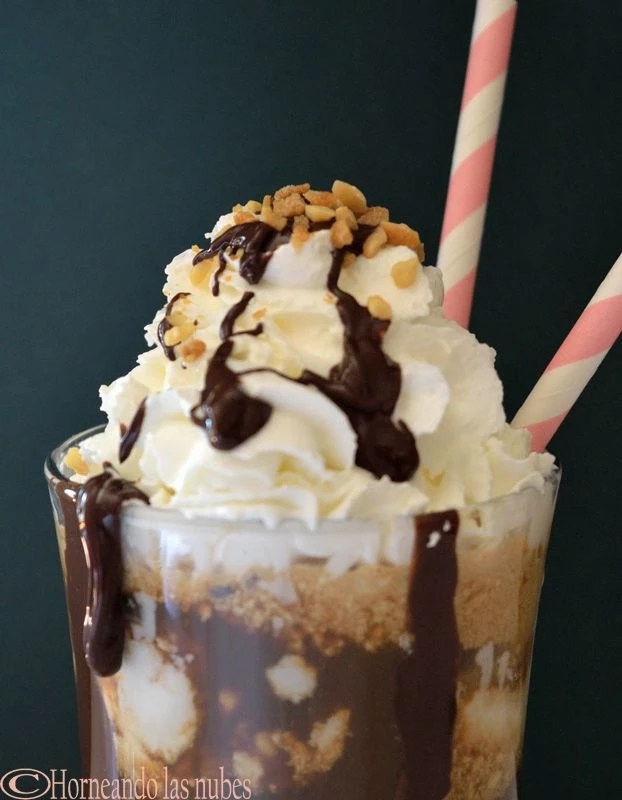 Café, helado, nata y almendras.. Horneando las nubes