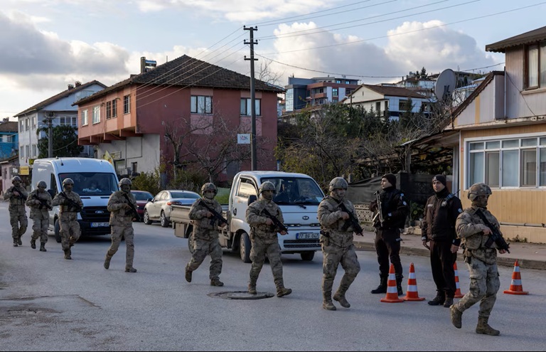 قوات أمنية تركية بعد انتهاء الاشتباك مع عناصر داعش في منطقة يالوفا بشمال غرب تركيا