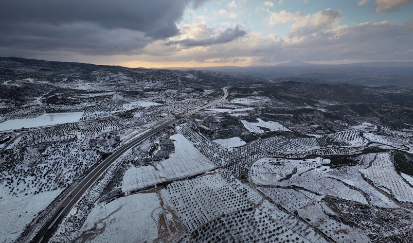 تراكم الثلوج في محيط جسر الشغور بمحافظة إدلب - سانا