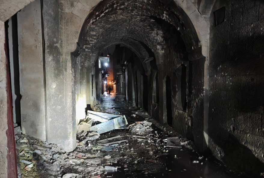 مكان التفجير الانتحاري الذي نفّذه أحد الأشخاص أثناء الاشتباه به وتفتيشه من قِبل عناصر الشرطة في حي باب الفرج بمدينة حلب - سانا