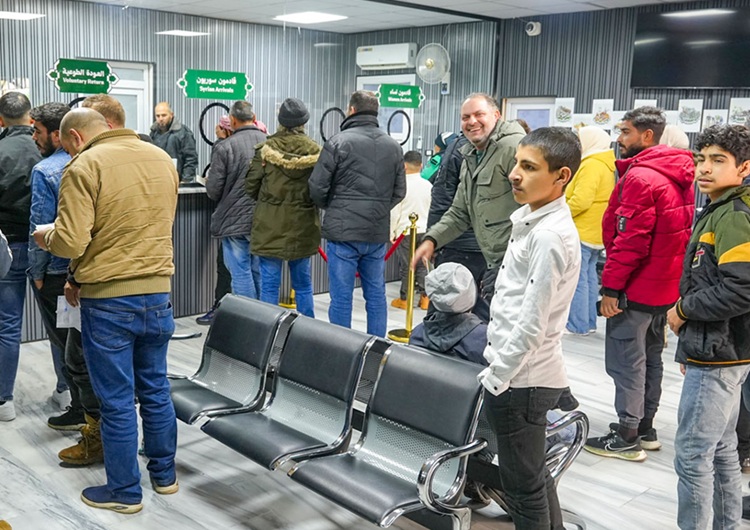 تشهد المعابر الحدودية مع دول الجوار كثافة في عودة اللاجئين السوريين إلى بلادهم بعد سقوط نظام الأسد