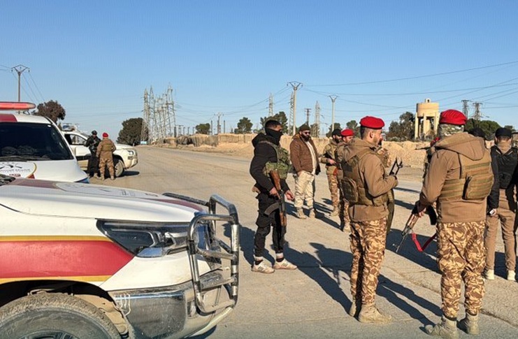 عناصر من الشرطة العسكرية في محيط سجن الأقطان بالرقة