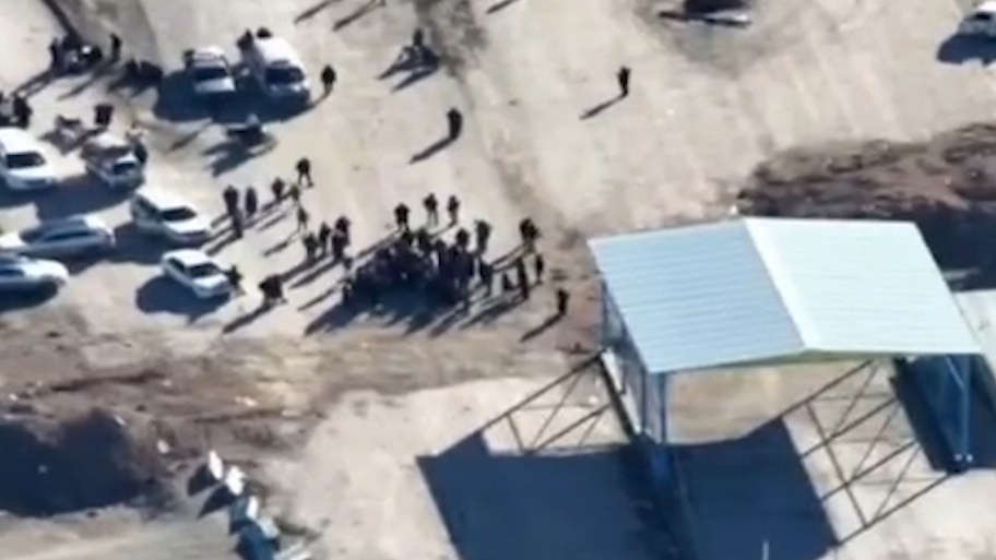 حواجز مليشيا قسد تمنع أهالي دير حافر ومسكنة شرقي حلب من الخروج عبر الممر الإنساني الذي أعلن عنه الجيش السوري