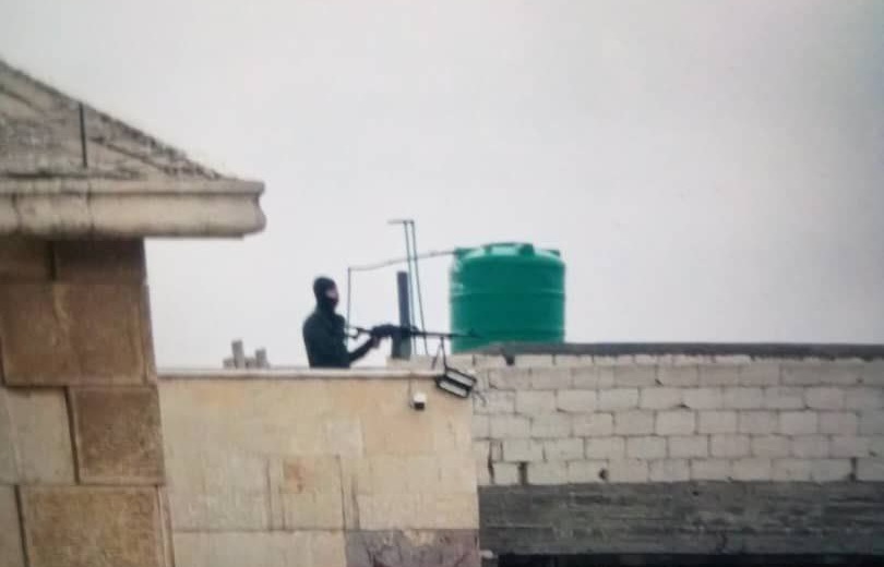 قناص من مليشيا قسد كان يتمركز فوق جامع التوبة بشارع فايز منصور بمدينة الطبقة غرب الرقة قبل تحريرها من الجيش السوري