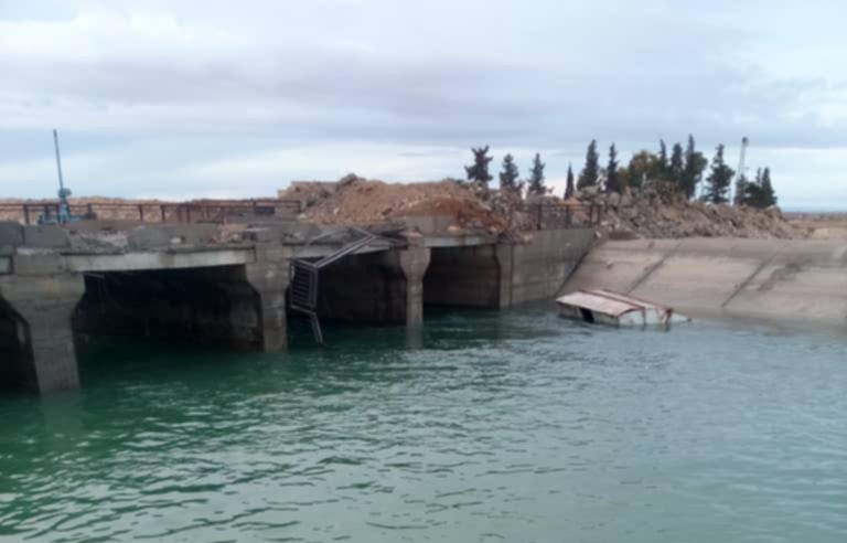 مليشيا قسد فخخت وفجرت جسر قرية أم تينة وبوابة تنظيمية لقناة الري