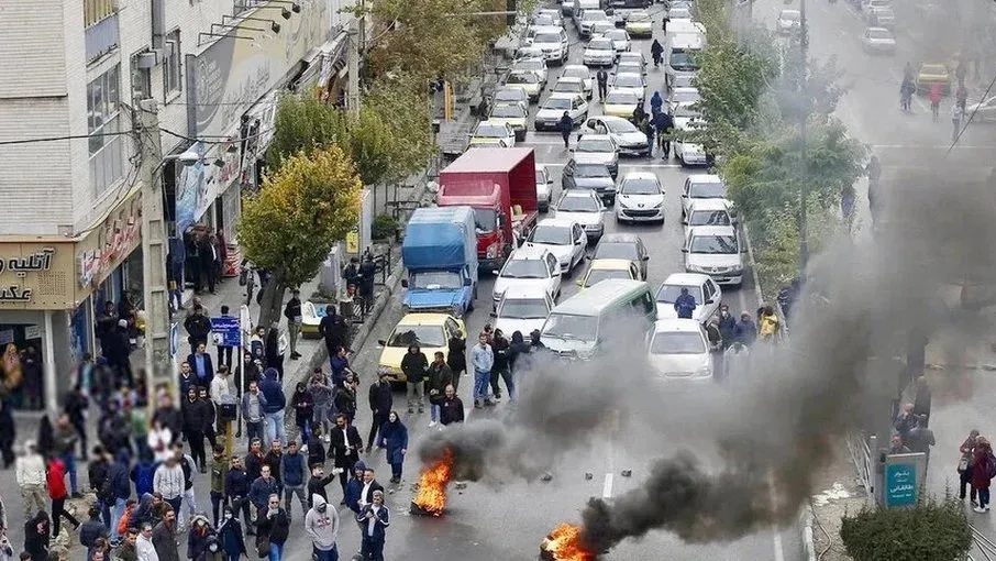 شارك عناصر مليشيا الحرس الثوري الإيراني في قمع الاحتجاجات ما أسفر عن مقتل الآلاف من المتظاهرين